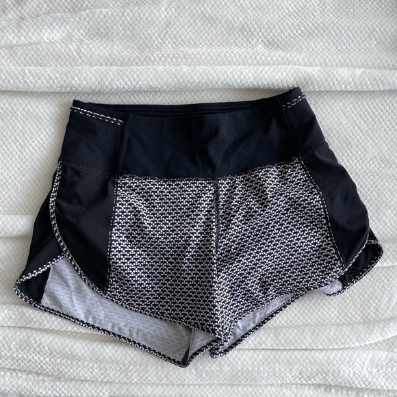 Lululemon black and white shorts size 4 - Picture 1 of 5
